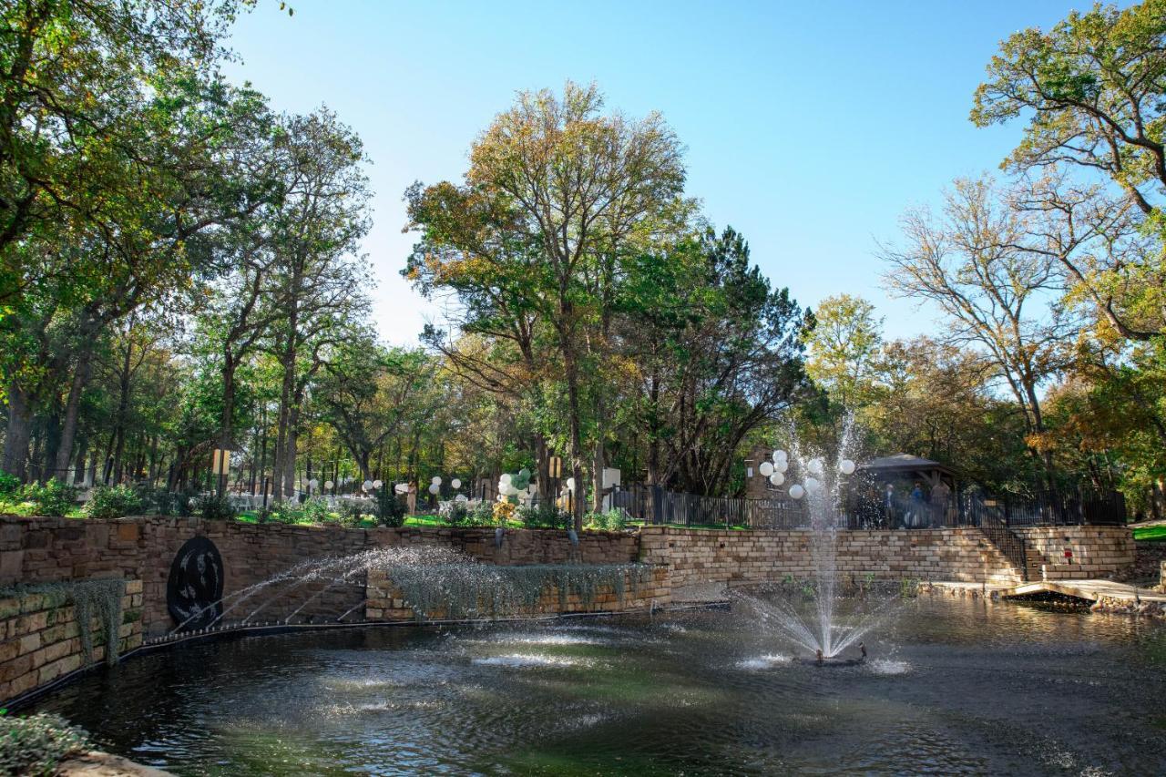 7744 Ranch Glamping Resort Austin Bagian luar foto