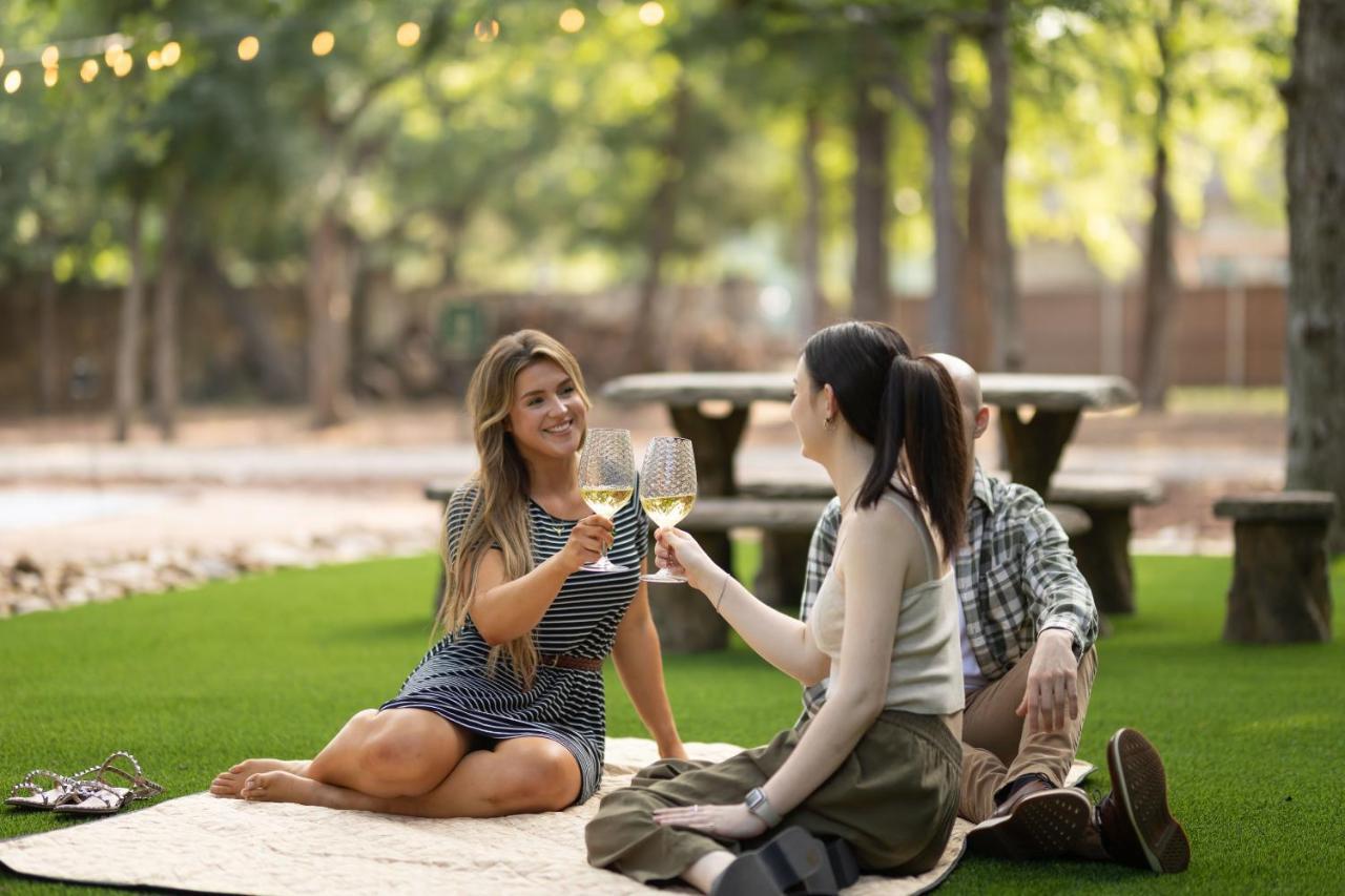 7744 Ranch Glamping Resort Austin Bagian luar foto
