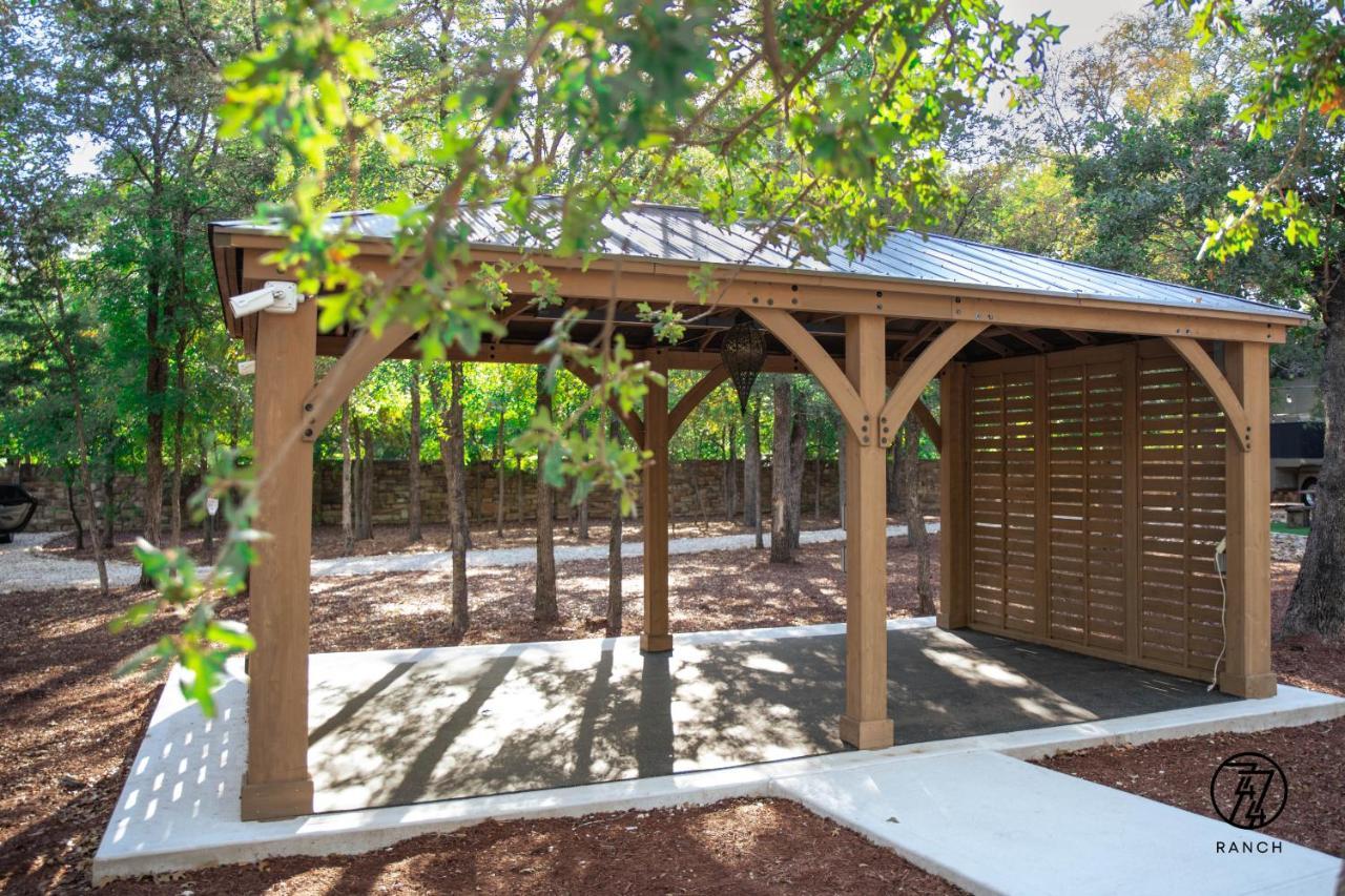 7744 Ranch Glamping Resort Austin Bagian luar foto