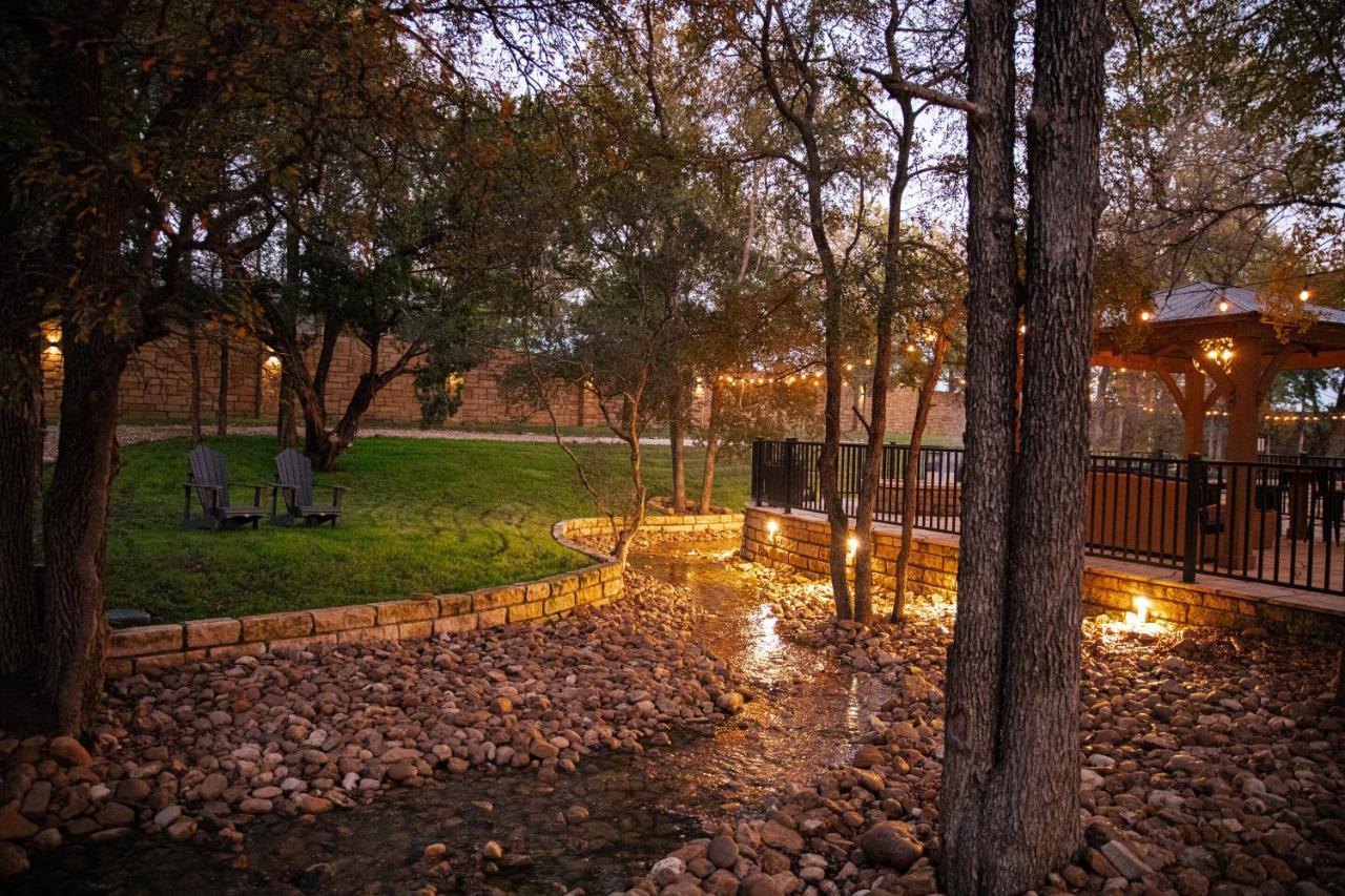 7744 Ranch Glamping Resort Austin Bagian luar foto