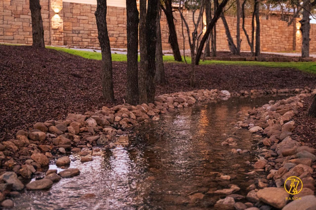 7744 Ranch Glamping Resort Austin Bagian luar foto