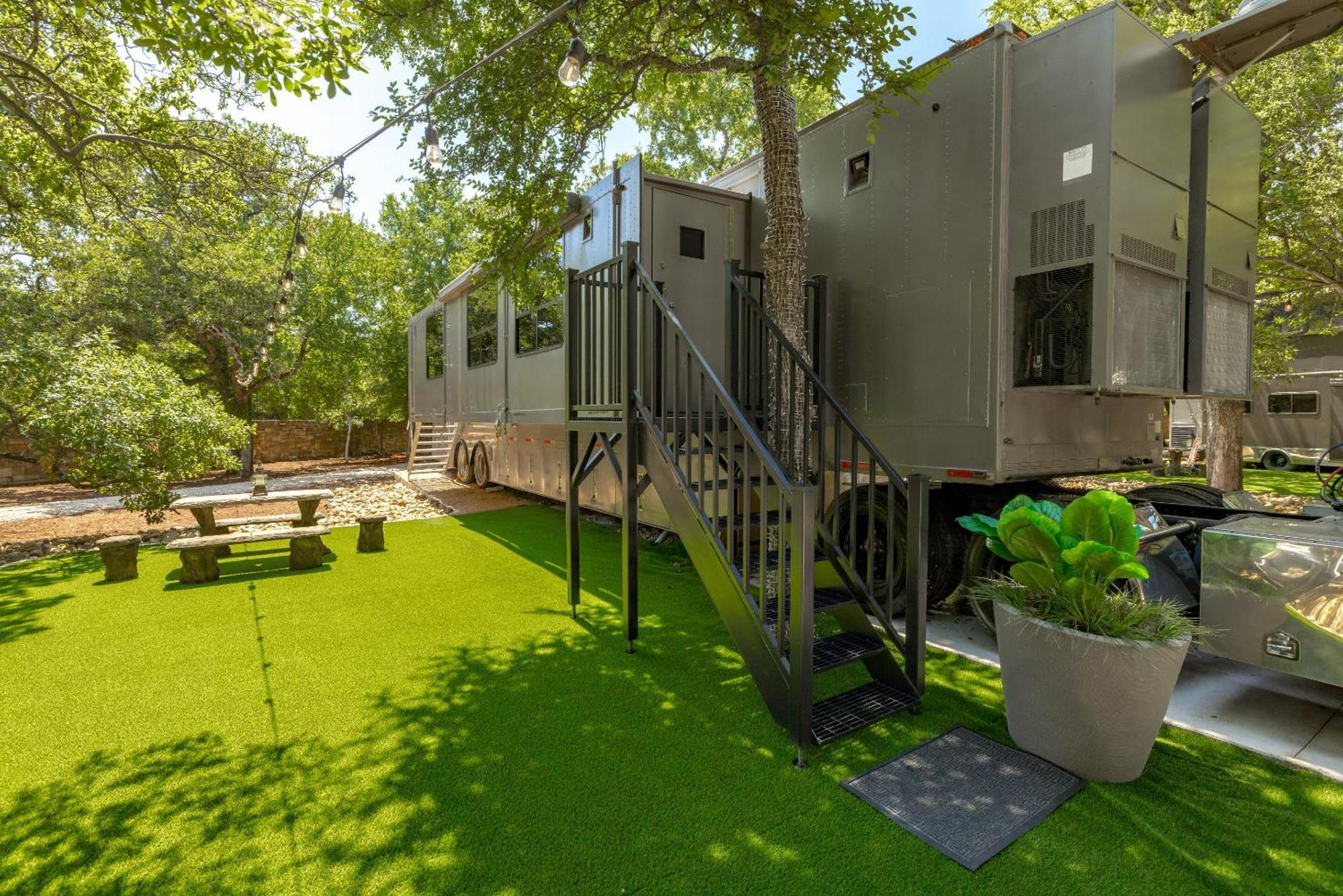 7744 Ranch Glamping Resort Austin Ruang foto